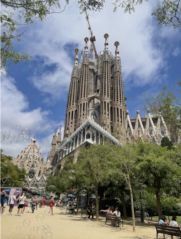 Fotografía de la Sagrada Familia en un día soleado con burbujas en el aire
